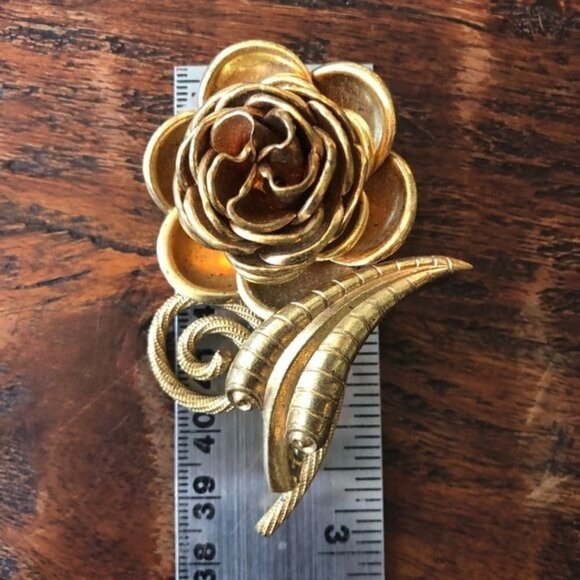 Vintage Brass Tone Garden Rose Brooch - Picture 7 of 7